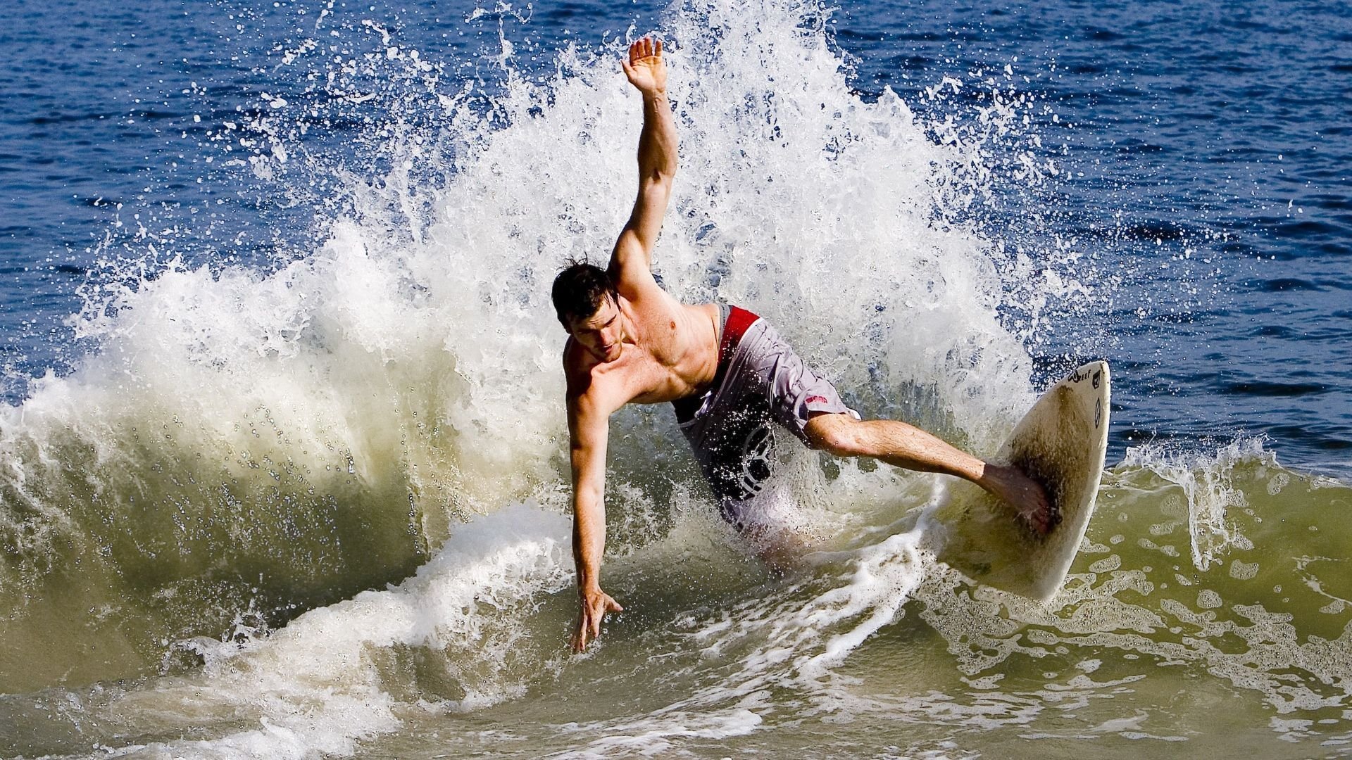 引擎轰鸣与篮球交响,当F1新赛季之夜遇见西亚卡姆的纪录传奇