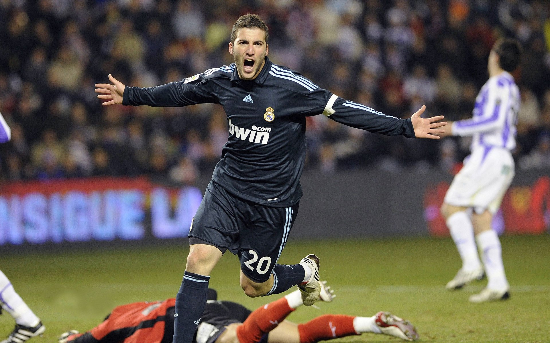 开云平台-南美风暴席卷德甲，乌拉圭铁卫助拜仁强势晋级，弗拉霍维奇争冠战展统治力